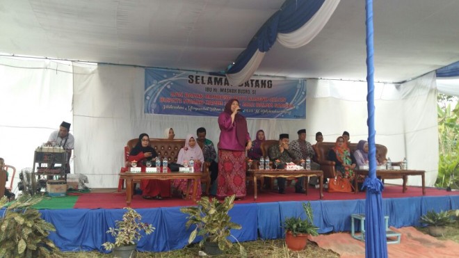 Masnah Busro saat menyampaikan sambutan dihadapan masyarakat Pijoan.